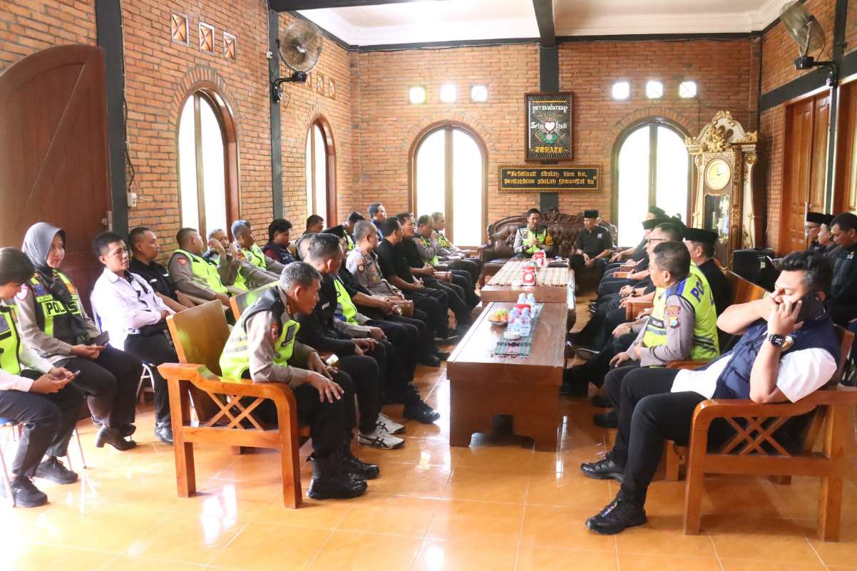 Kapolres Bojonegoro, AKBP Mario Prahatinto saat melaksanakan silaturahmi ke padepokan PSHT Cabang Bojonegoro